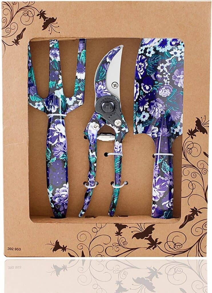 https://thedecorforum.com/wp-content/uploads/2023/11/gardentools-742x1024.jpeg