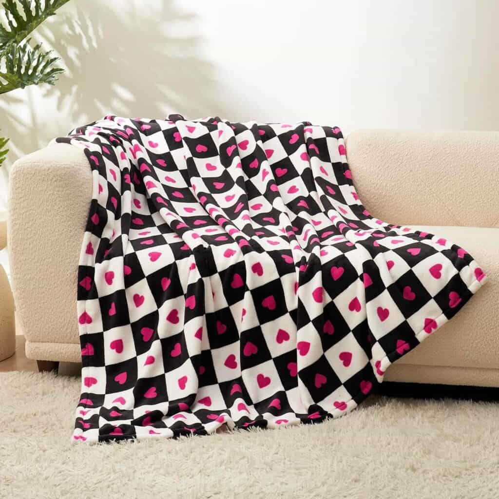 Queen of hearts cuddly valentine's heart blanket amazon black pink white checkered pattern