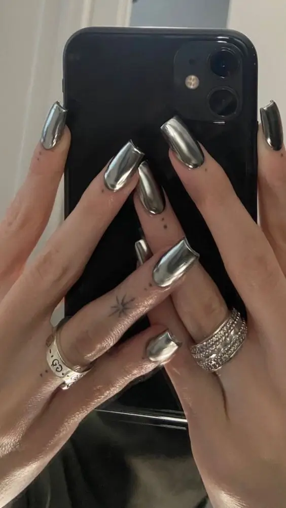 Chrome melty silver nails