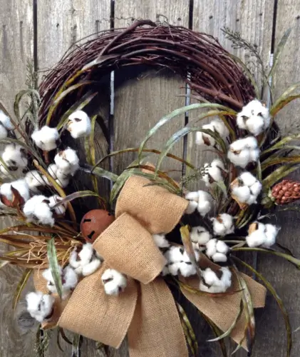 Cotton boll wreath with rustic bell, featuring fluffy cotton bolls and a vintage bell accent. Ideal for adding a cozy, rustic touch to your fall or farmhouse decor.