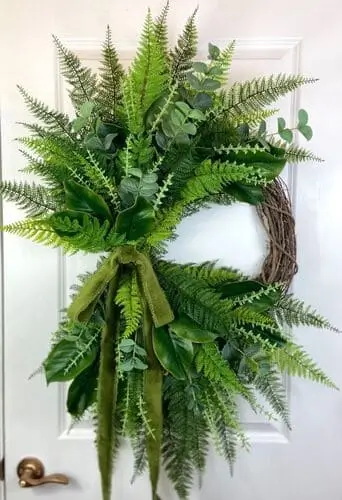 Emerald green fern cottage wreath inspired by the Pacific Northwest, featuring lush ferns with autumn accents. Perfect for adding natural, rustic charm to your fall decor.