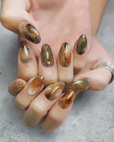 Trendy moss quartz nails for fall 2024, featuring earthy green tones and natural stone-inspired designs. Perfect for autumn nail trends and unique manicure ideas.