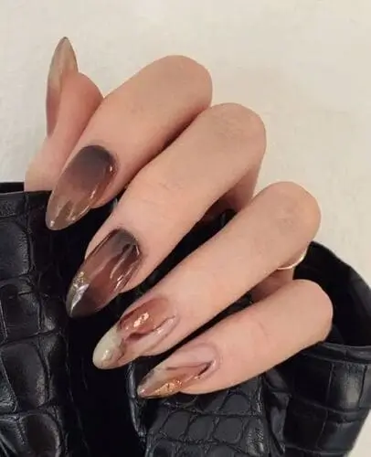 Elegant brown and white marble nails—luxurious nail art inspiration for a sophisticated, on-trend manicure look.