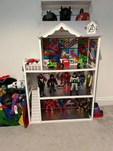 DIY Marvel dollhouse – creative superhero playhouse for kids with themed decor. Discover more Marvel playhouse ideas on our blog!