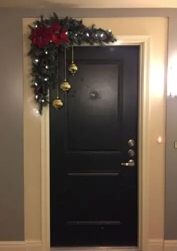 Classy and elegant christmas door decoration ideas