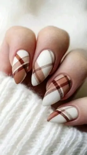 hic brown and white plaid nails—cozy nail art inspiration perfect for a DIY manicure with seasonal style.