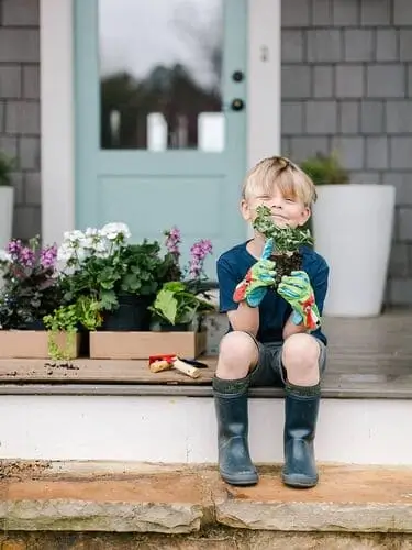 Gardening kits make a great Christmas gift idea for 4 year olds