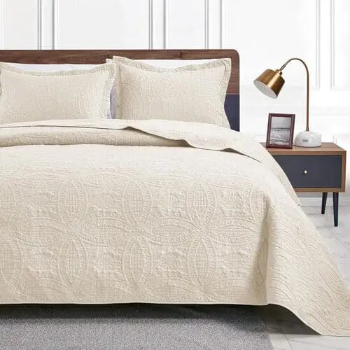 Soft cotton quilt for a cute apartment bedroom, perfect for layering and adding cozy charm to your space.