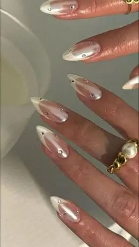 Neutral Hailey Bieber glazed donut nails for Valentine's Day